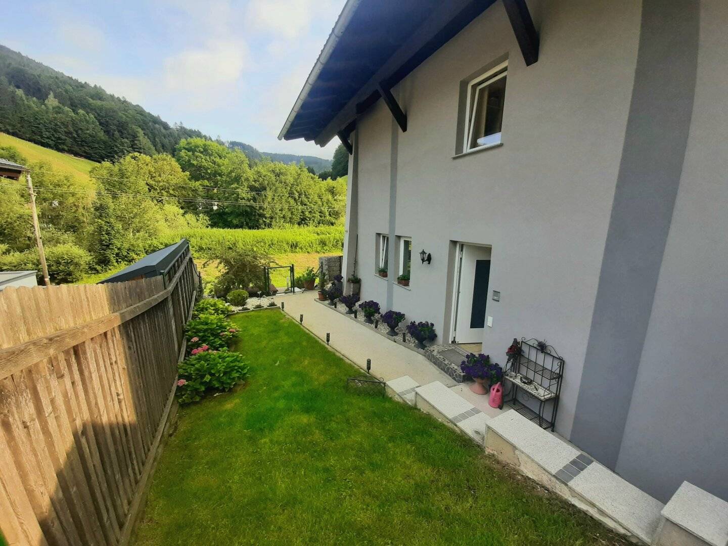 Wunderschöner Mehrfamilientraum mit Pool und Bergblick