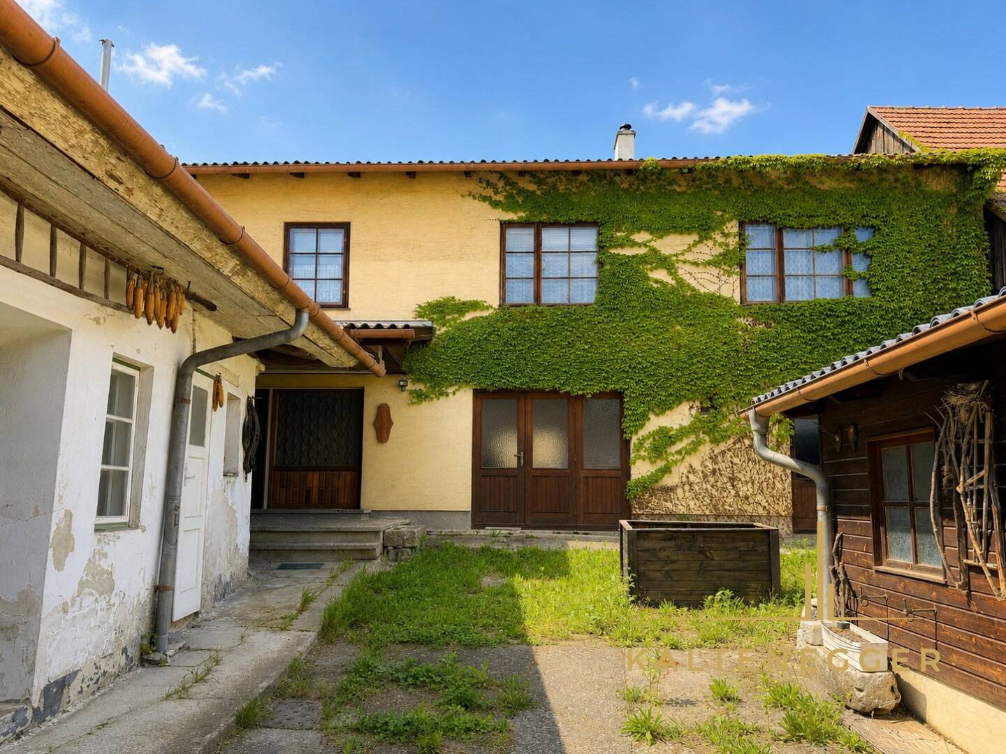 Einfamilienhaus mit Innenhof, Nebengebäuden und Entwicklungspotenzial in Wilfersdorf