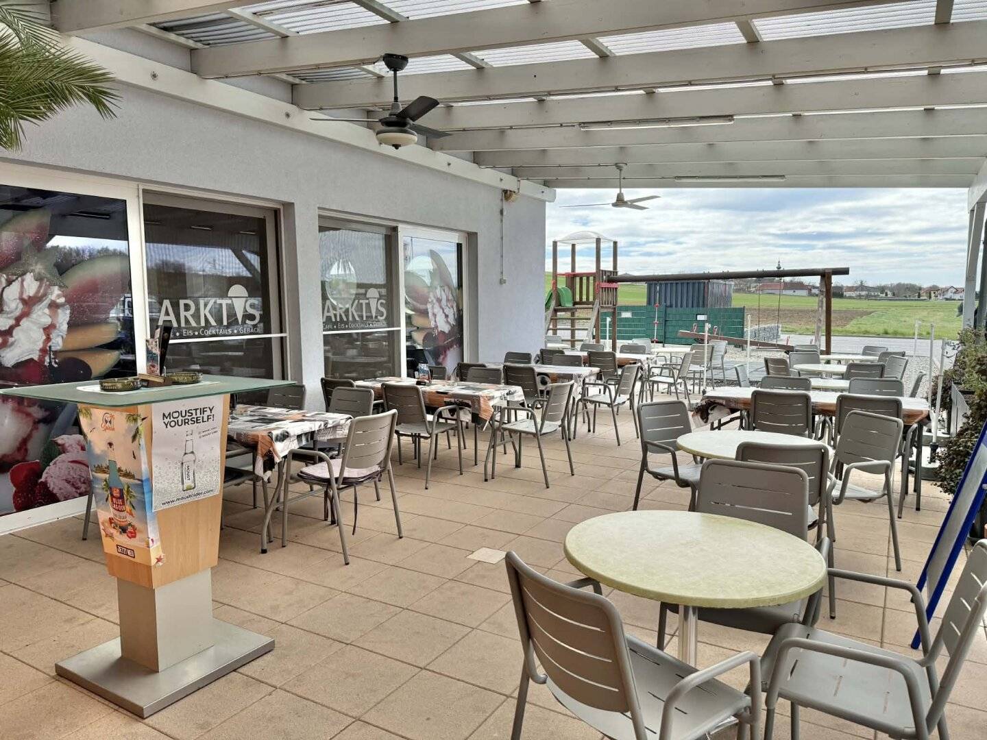 ***ETABLIERTES CAFE-EISSALON IN LOIPERSDORF MIT GROSSER TERRASSE UND PARKPLÄTZEN***