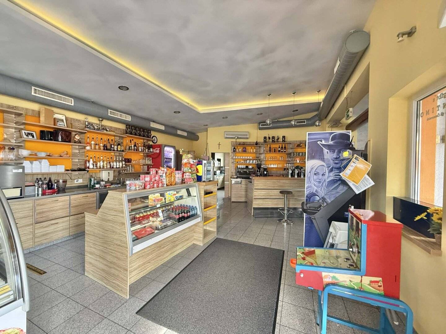 ***ETABLIERTES CAFE-EISSALON IN LOIPERSDORF MIT GROSSER TERRASSE UND PARKPLÄTZEN***