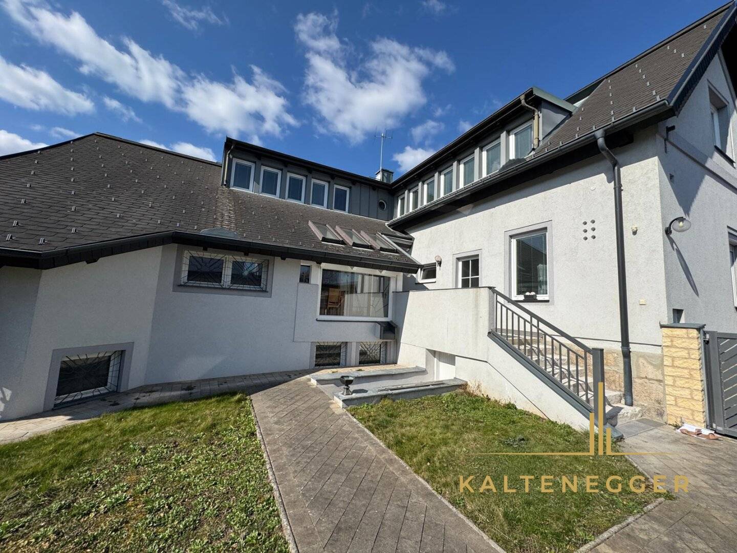 Sonnenbeschienenes Grundstück mit Blick auf die Hohe Wand - ein ländliches Mehrfamilienhaus und ein Einfamilienhaus