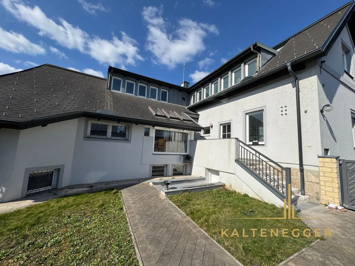 Sonnenbeschienenes Grundstück mit Blick auf die Hohe Wand - ein ländliches Mehrfamilienhaus und ein Einfamilienhaus