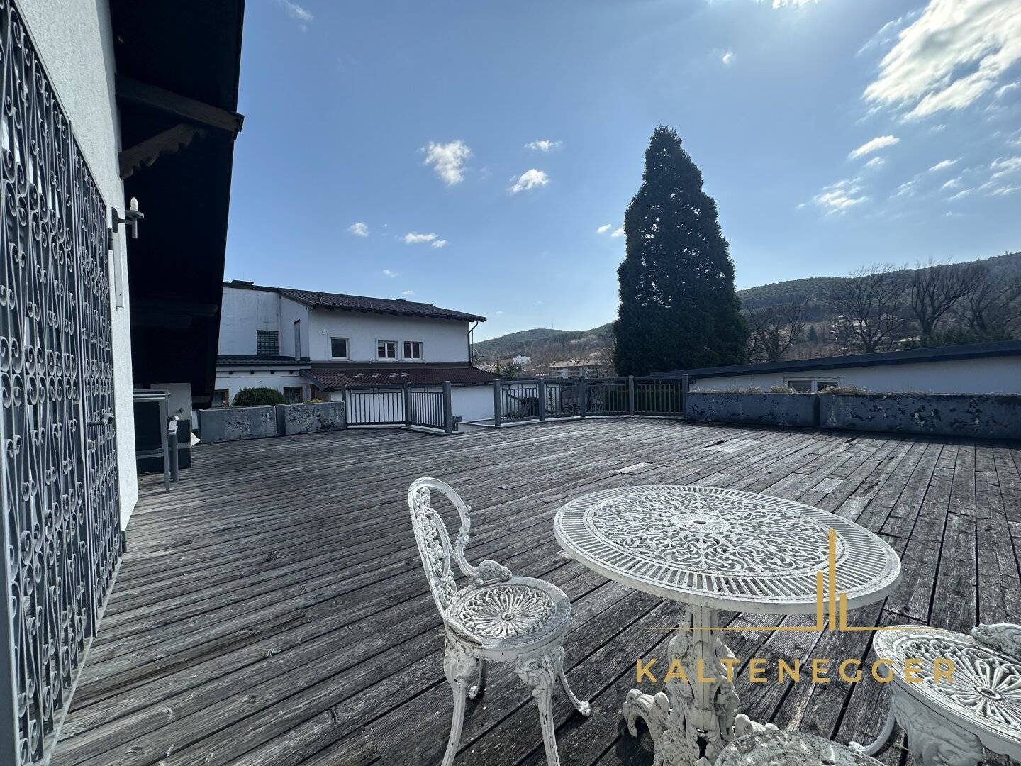 Sonnenbeschienenes Grundstück mit Blick auf die Hohe Wand - ein ländliches Mehrfamilienhaus und ein Einfamilienhaus