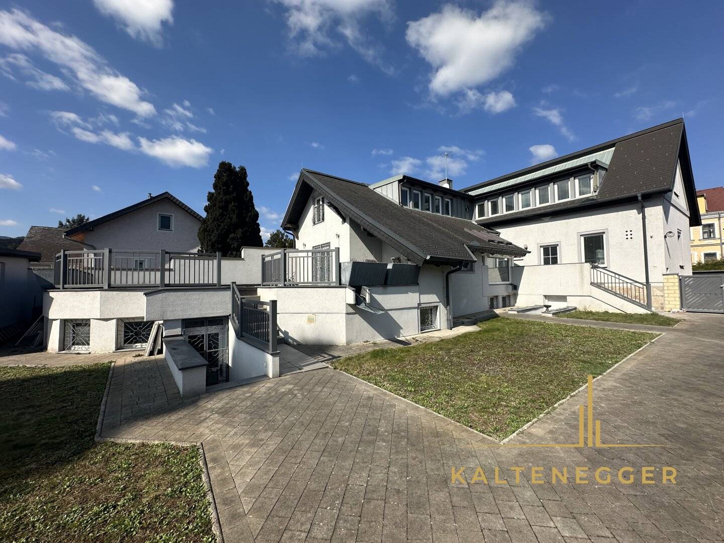 Sonnenbeschienenes Grundstück mit Blick auf die Hohe Wand - ein ländliches Mehrfamilienhaus und ein Einfamilienhaus