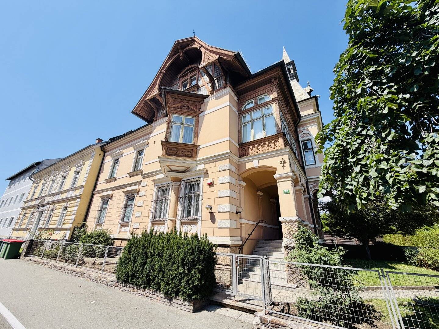 Repräsentative Stadtvilla in Knittelfeld mit rund 465 m² Nutzfläche - vielseitige Nutzung für Familien, Unternehmer und Vermieter