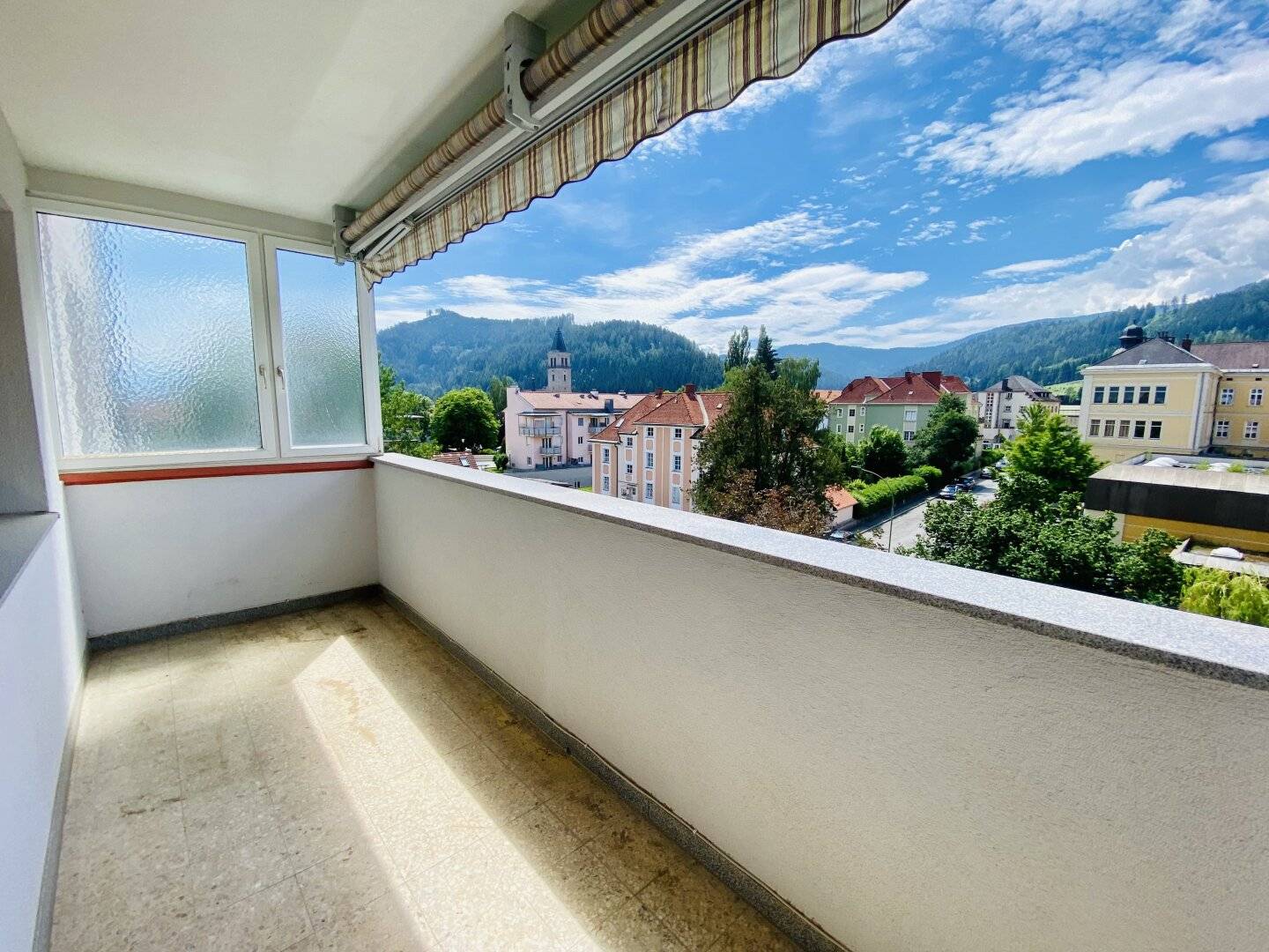 Großzügige 4-Zimmer-Wohnung mit Loggia, Garage und Traum-Ausblick