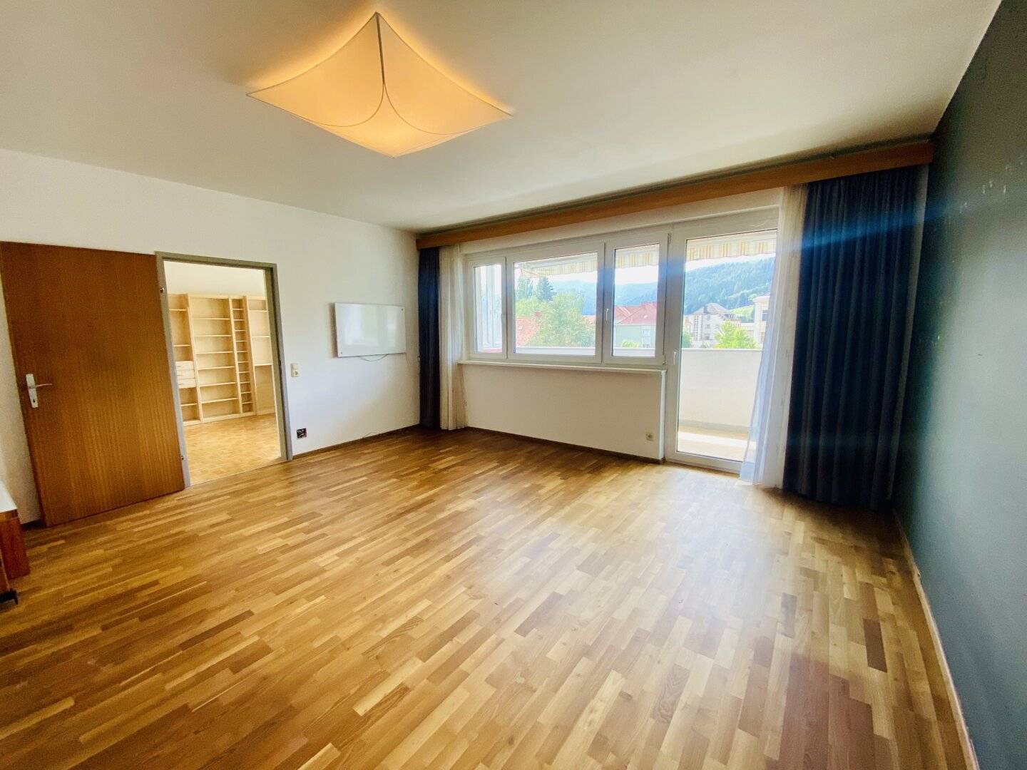 Großzügige 4-Zimmer-Wohnung mit Loggia, Garage und Traum-Ausblick