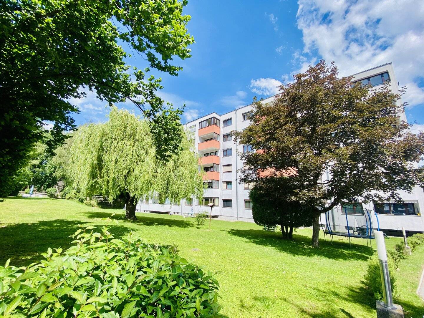 Großzügige 4-Zimmer-Wohnung mit Loggia, Garage und Traum-Ausblick