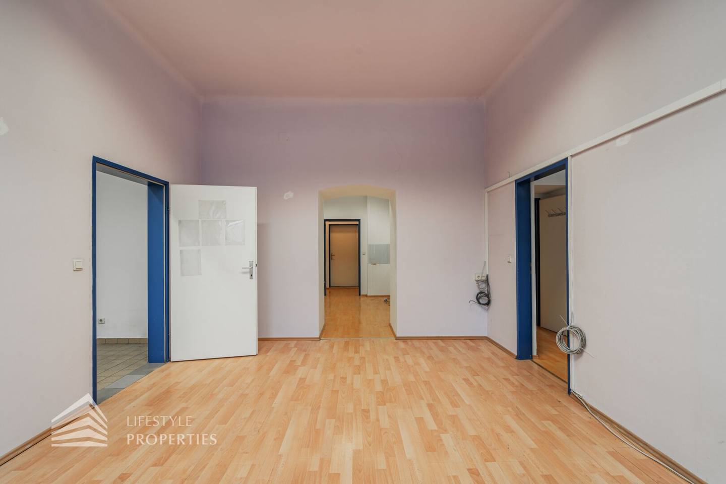 Geräumiges 3-Zimmer Büro mit großen Lagerräumen und eigener Einfahrt, Nähe Landstraße
