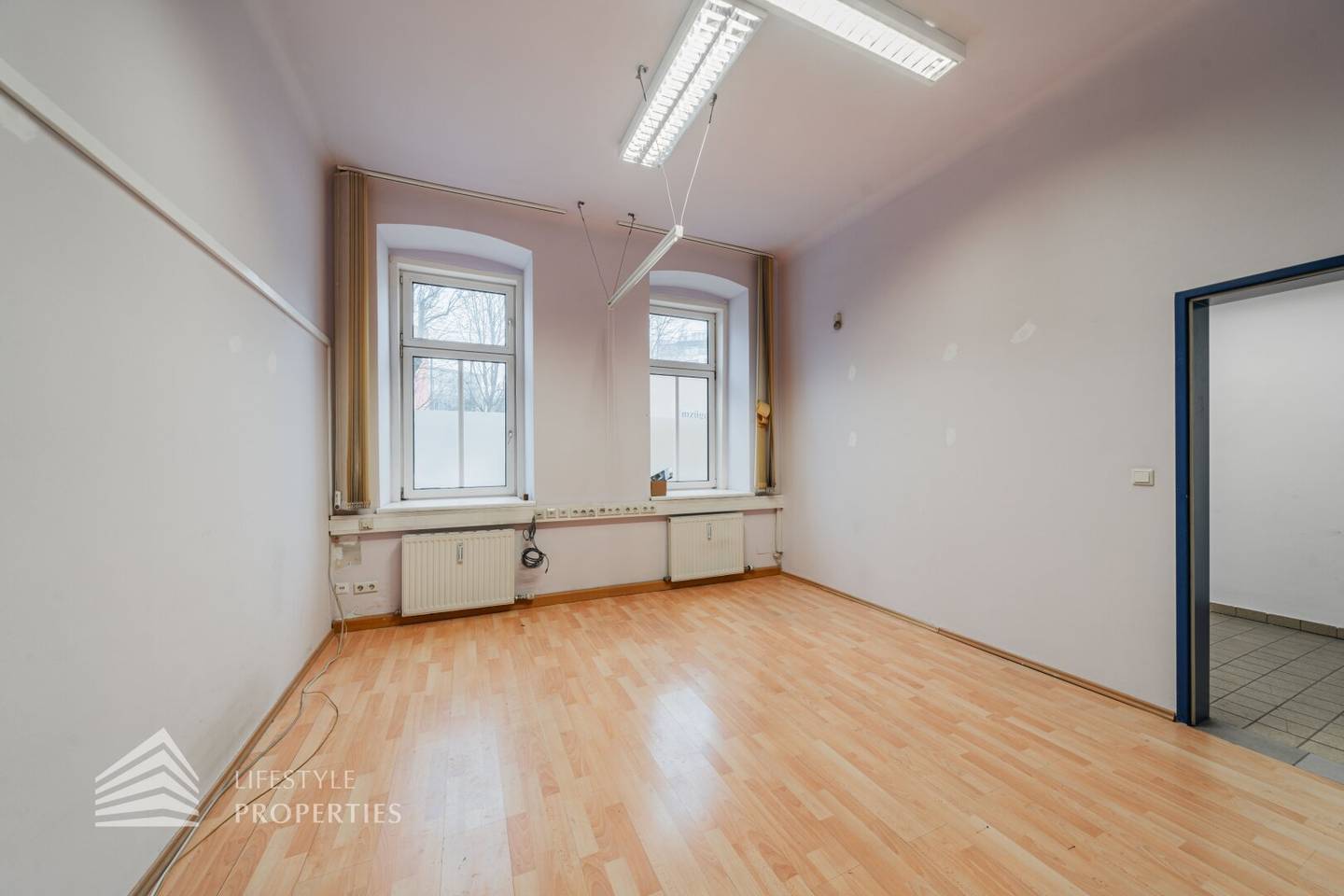 Geräumiges 3-Zimmer Büro mit großen Lagerräumen und eigener Einfahrt, Nähe Landstraße