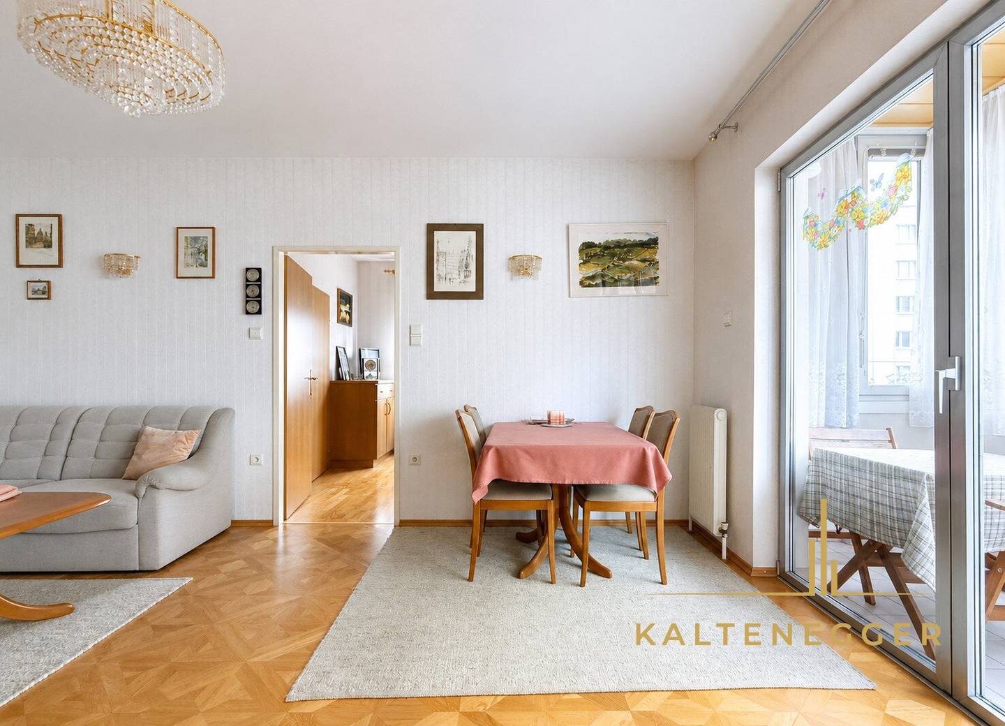 Helle 2-Zimmer-Wohnung mit verglaster West-Loggia und Schrankraum - 2. Liftstock