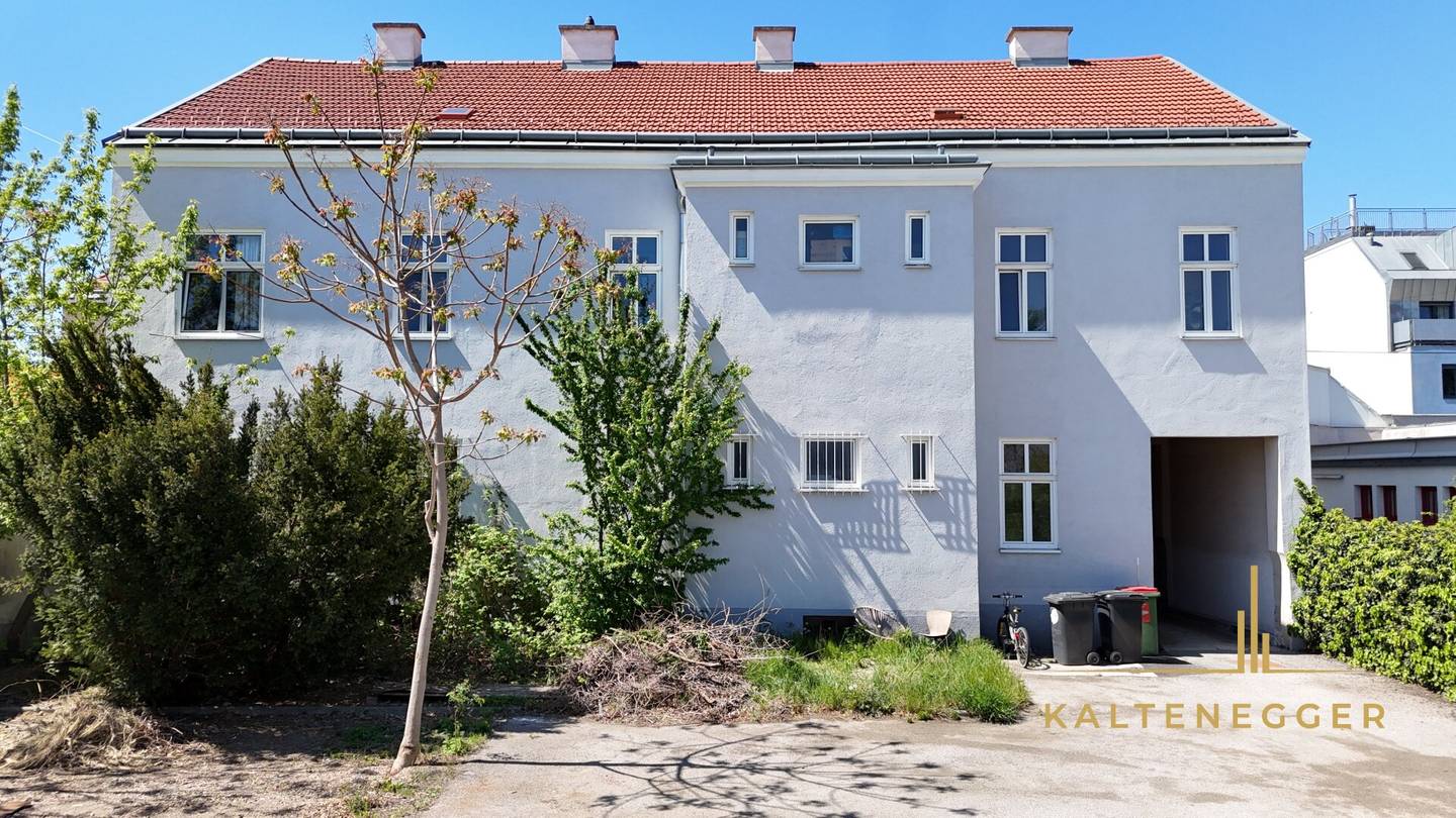 Zinshaus mit signifikantem Entwicklungspotenzial und bestandsfreien Flächen