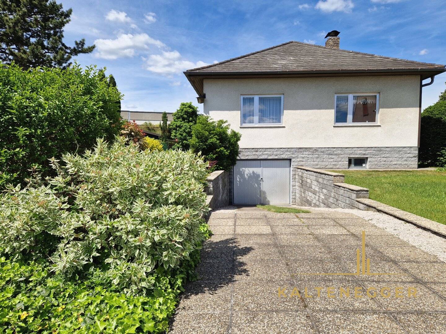Haus auf großem Grundstück mit Garage und viel grüner Oase