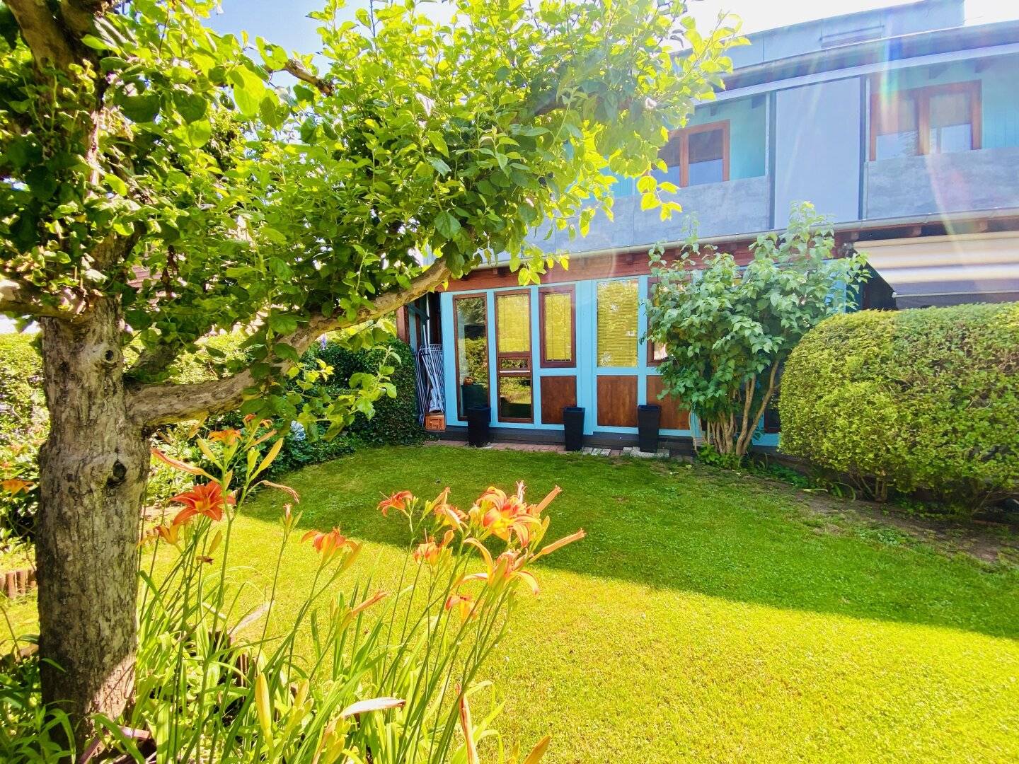 Lebensqualität pur: Gartenwohnung im EG mit 4 Zimmern, Terrasse & Garage