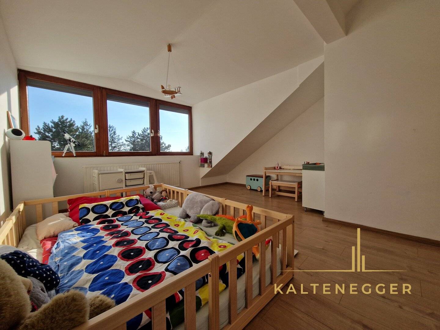 Lebensqualität PUR: 4-Zimmer-Wohnung mit uneinsehbarer Dachterrasse & Garten