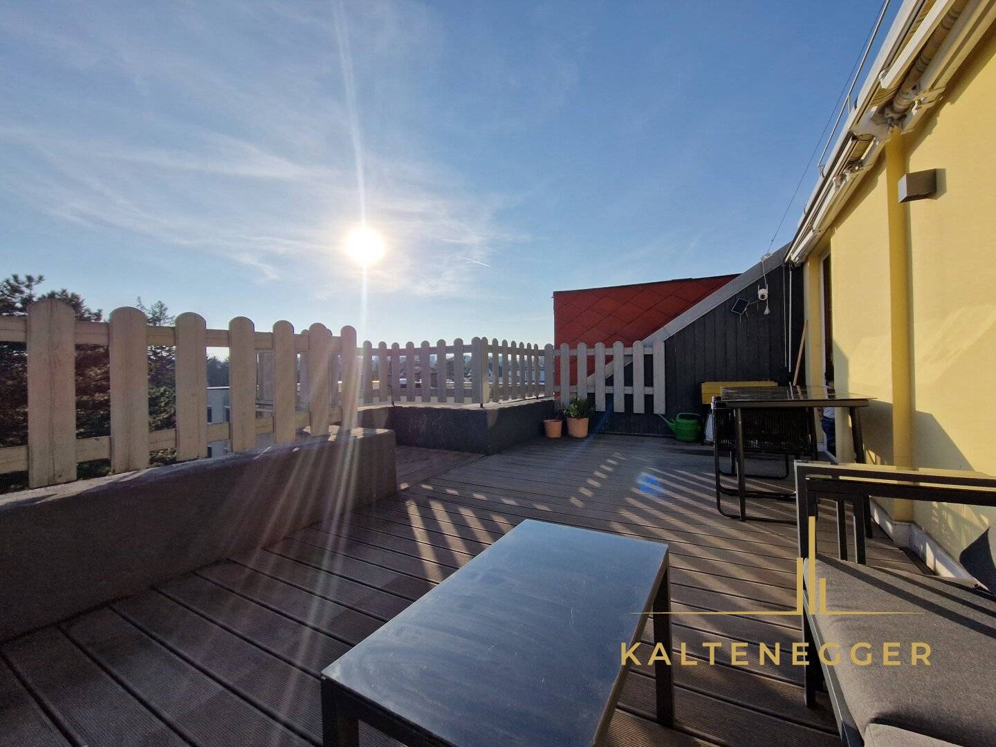 Lebensqualität PUR: 4-Zimmer-Wohnung mit uneinsehbarer Dachterrasse & Garten