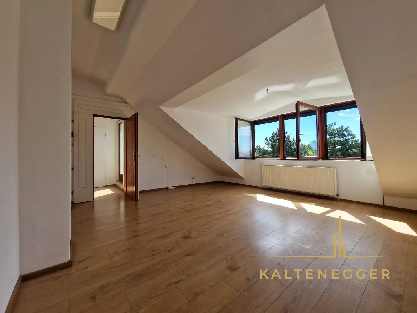 WOHLFÜHLOASE mit Dachterrasse und Garten: 4-Zimmer-Wohnung mit tollem Ausblick