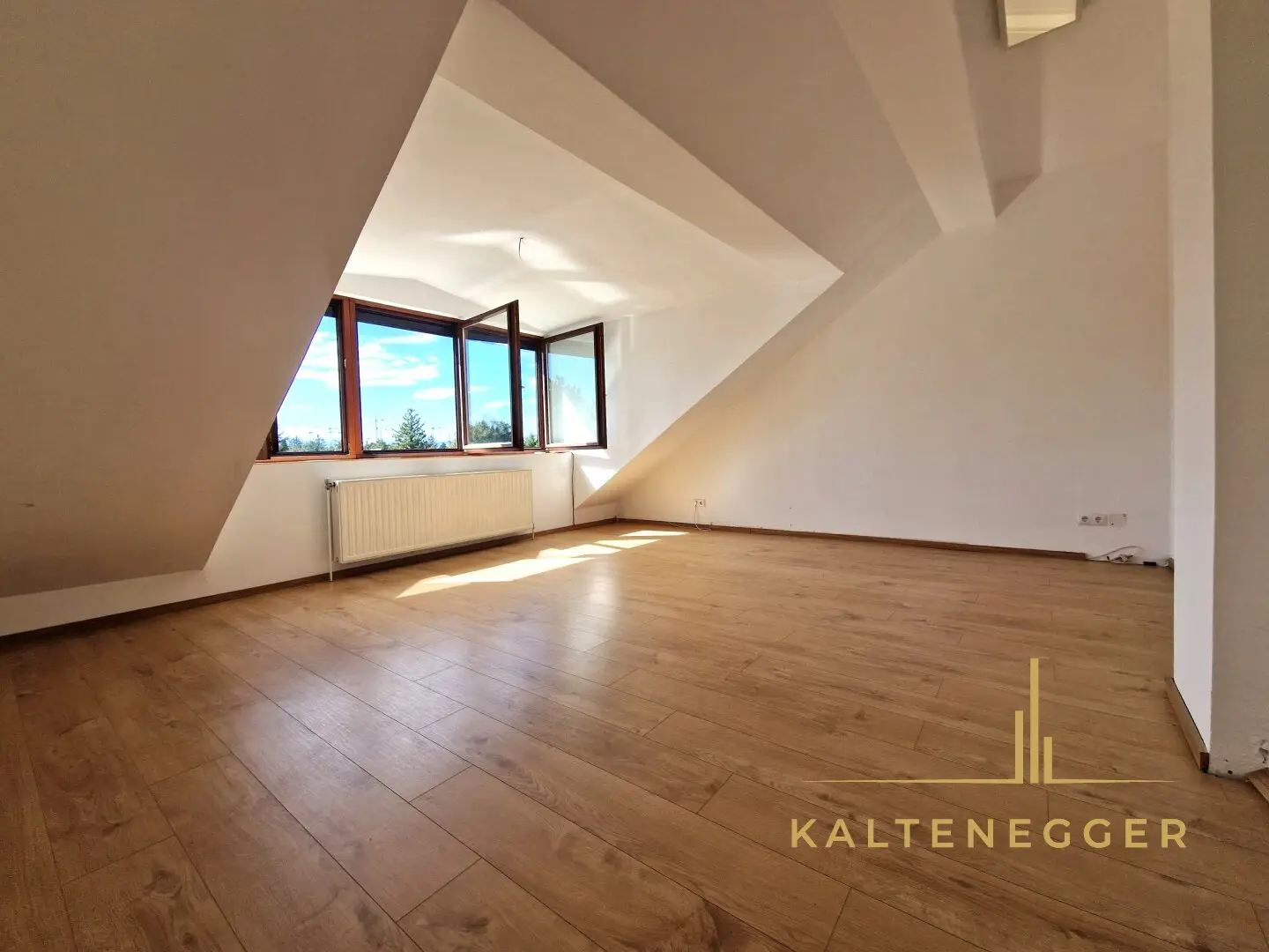 WOHLFÜHLOASE mit Dachterrasse und Garten: 4-Zimmer-Wohnung mit tollem Ausblick