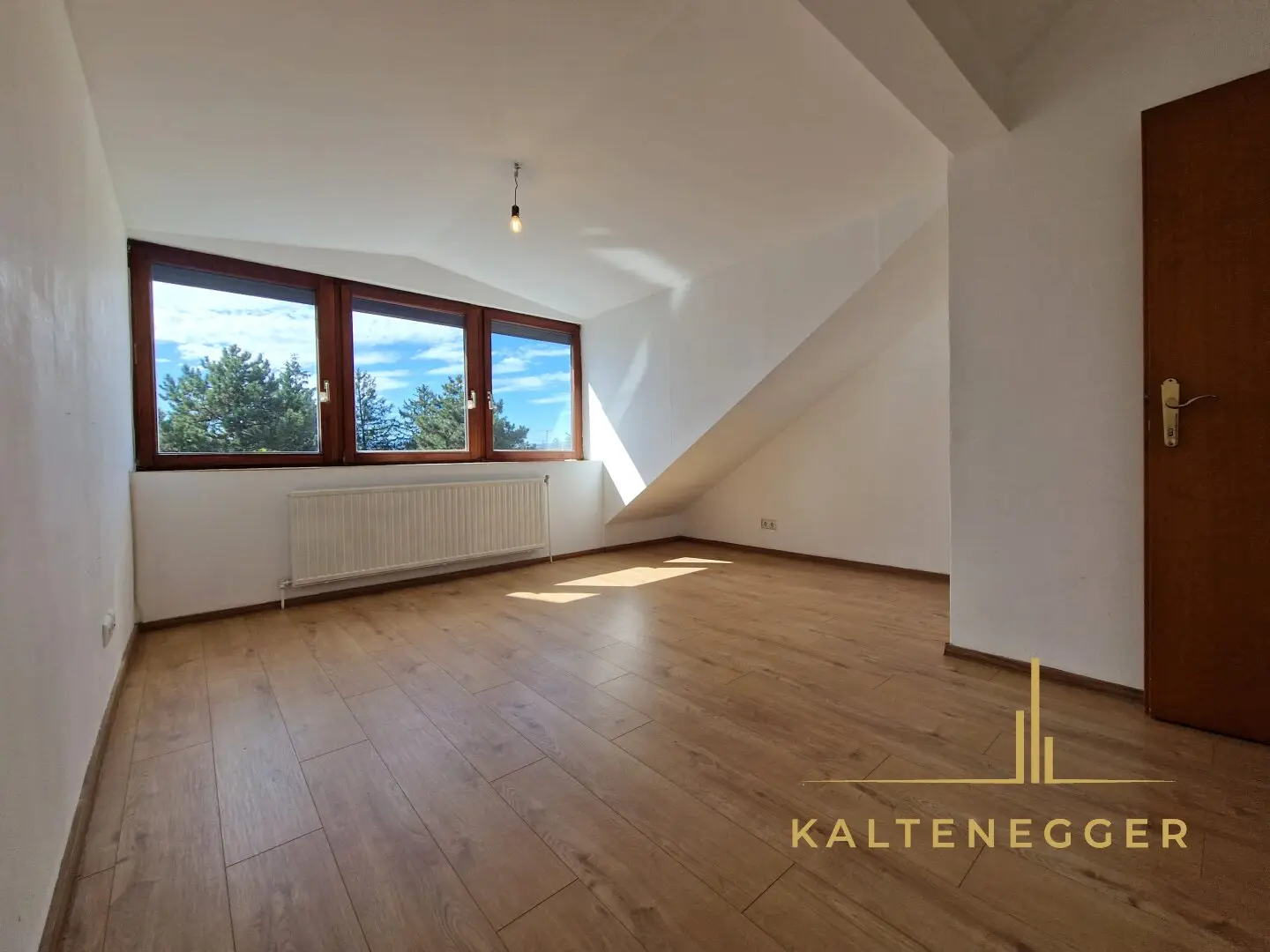 WOHLFÜHLOASE mit Dachterrasse und Garten: 4-Zimmer-Wohnung mit tollem Ausblick