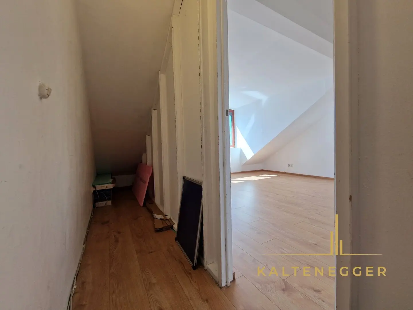 WOHLFÜHLOASE mit Dachterrasse und Garten: 4-Zimmer-Wohnung mit tollem Ausblick