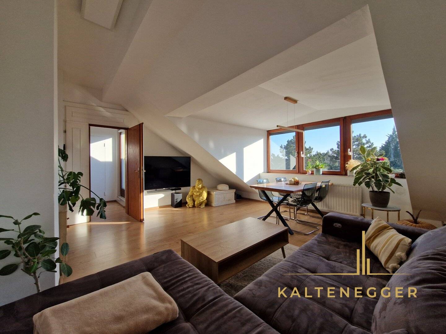 Lebensqualität PUR: 4-Zimmer-Wohnung mit uneinsehbarer Dachterrasse & Garten