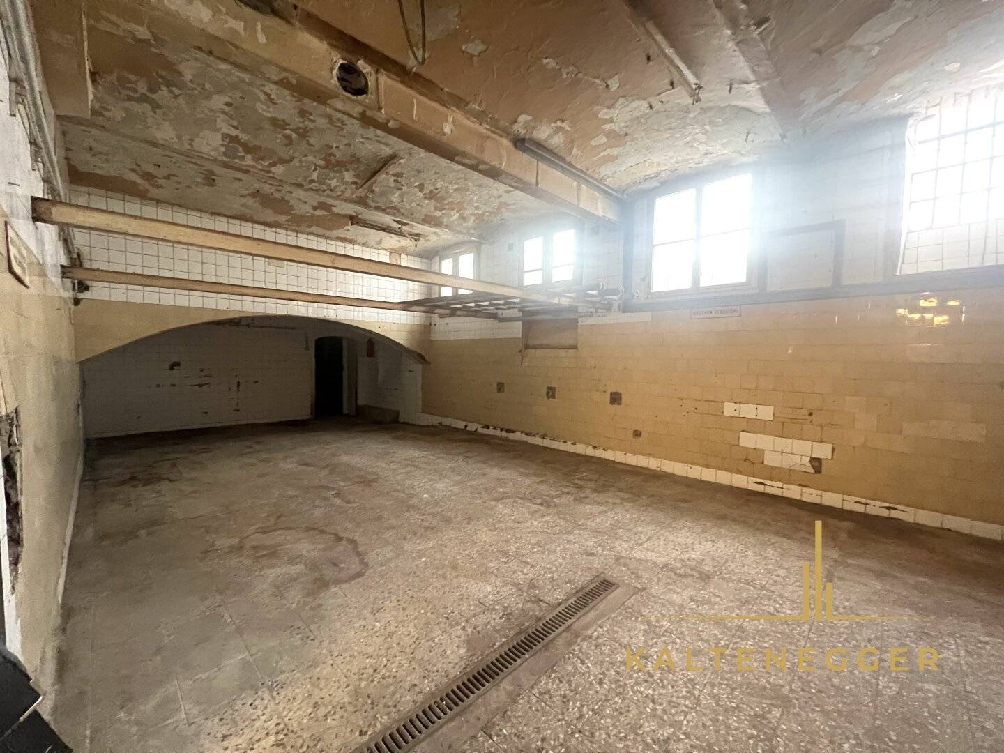 Gentzgasse: Geschäftslokal 119 m² / Keller 145m²