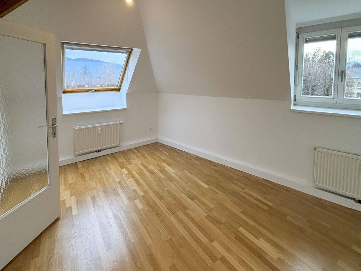 Wunderschöne, teilsanierte Dachgeschoßwohnung