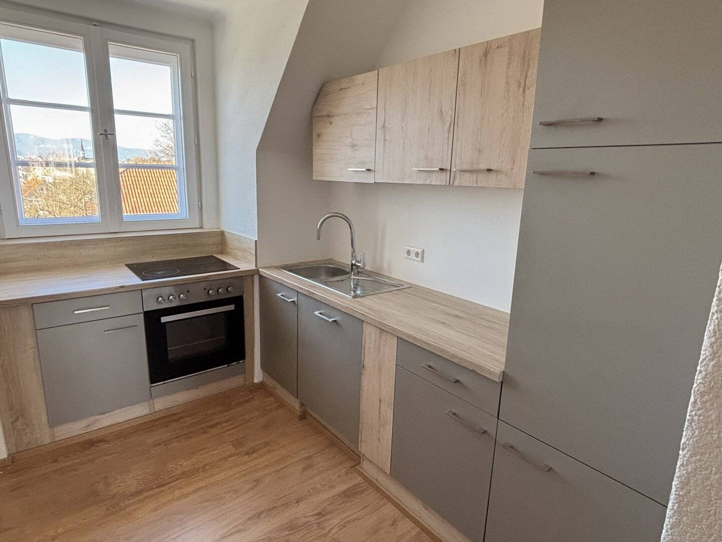 Helle, sanierte Dachgeschoßwohnung mit Fernblick