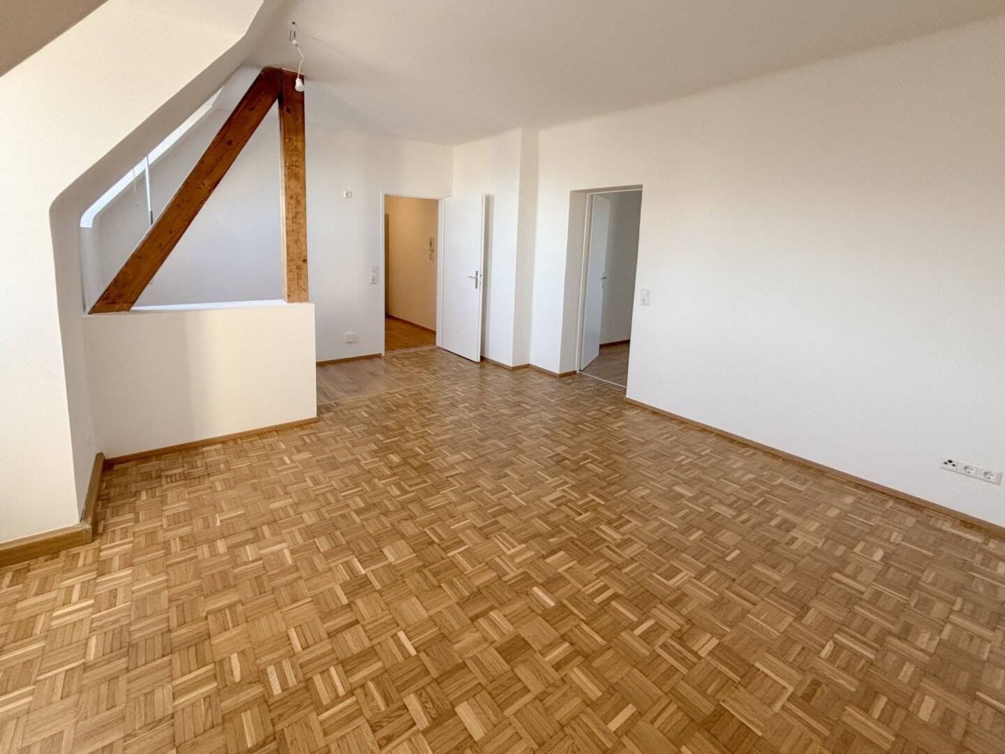 Helle, schön sanierte Dachgeschoßwohnung