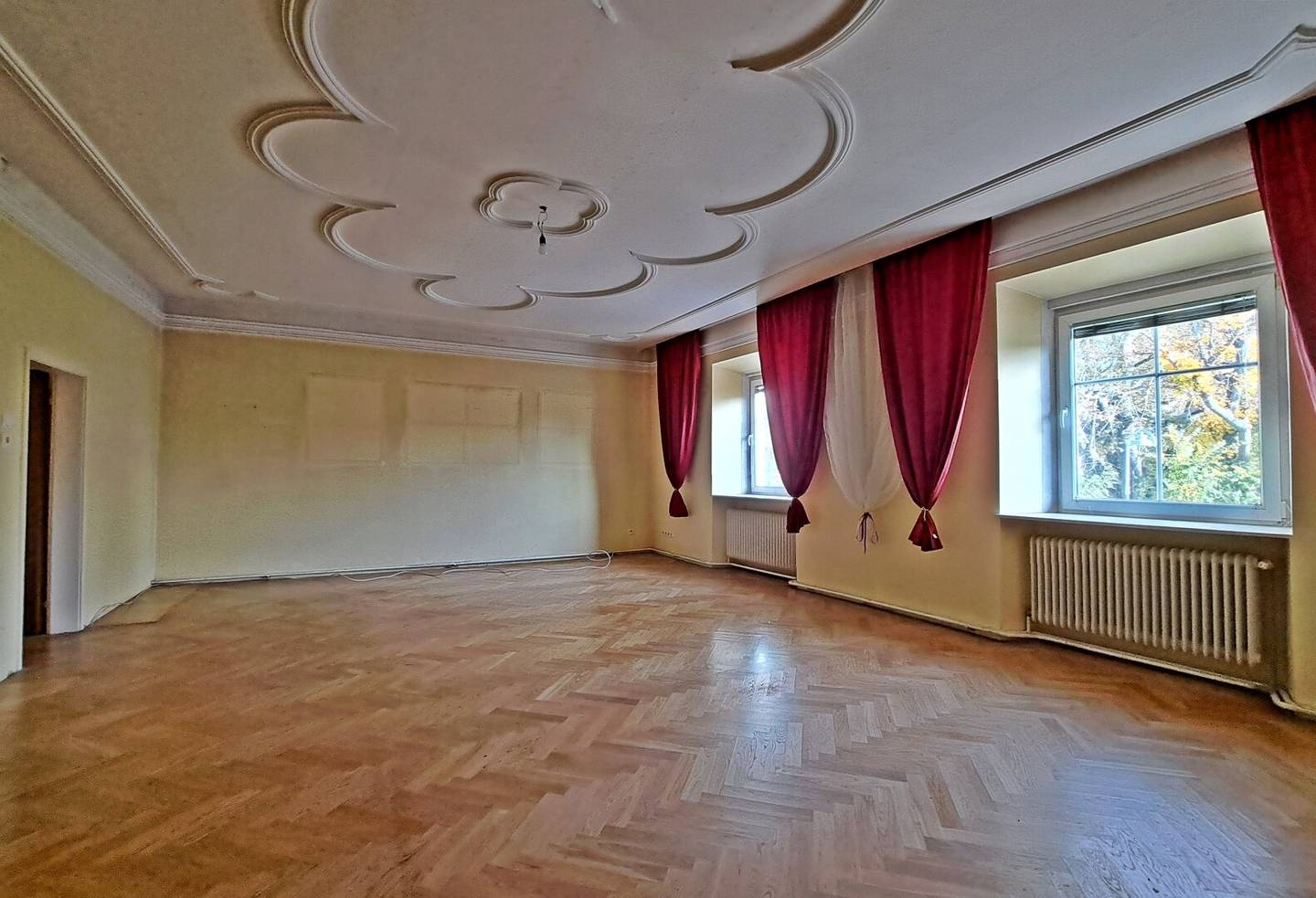 Einzigartige 5-ZI.-Wohnung - WOHNEN und/ oder ARBEITEN - mit Freifläche und Autoabstellplatz - Top-Lage - Tribuswinkel/ Baden bei Wien!