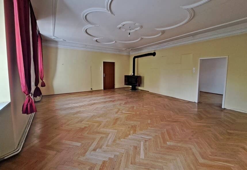 Einzigartige 5-ZI.-Wohnung - WOHNEN und/ oder ARBEITEN - mit Freifläche und Autoabstellplatz - Top-Lage - Tribuswinkel/ Baden bei Wien!