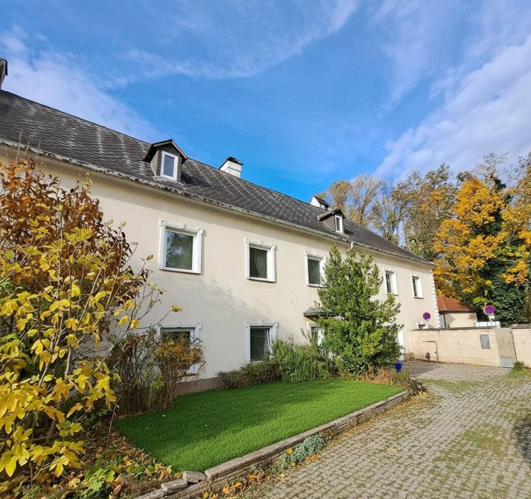 Altehrwürdiges Ambiente - beindruckende, hausähnliche Groß-Wohnung - mit Stuck- und Gewölbedecken - in Tribuswinkel/ Baden bei Wien - eigene Terrasse &amp; Grünfläche - Poolmitbenützung!