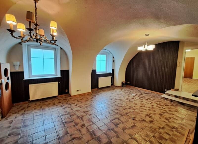 Altehrwürdiges Ambiente - beindruckende, hausähnliche Groß-Wohnung - mit Stuck- und Gewölbedecken - in Tribuswinkel/ Baden bei Wien - eigene Terrasse &amp; Grünfläche - Poolmitbenützung!
