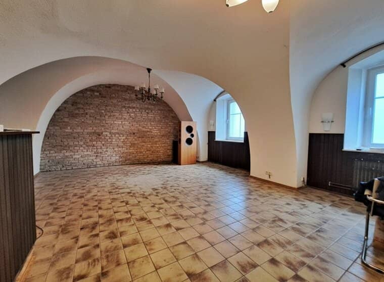 Altehrwürdiges Ambiente - beindruckende, hausähnliche Groß-Wohnung - mit Stuck- und Gewölbedecken - in Tribuswinkel/ Baden bei Wien - eigene Terrasse &amp; Grünfläche - Poolmitbenützung!