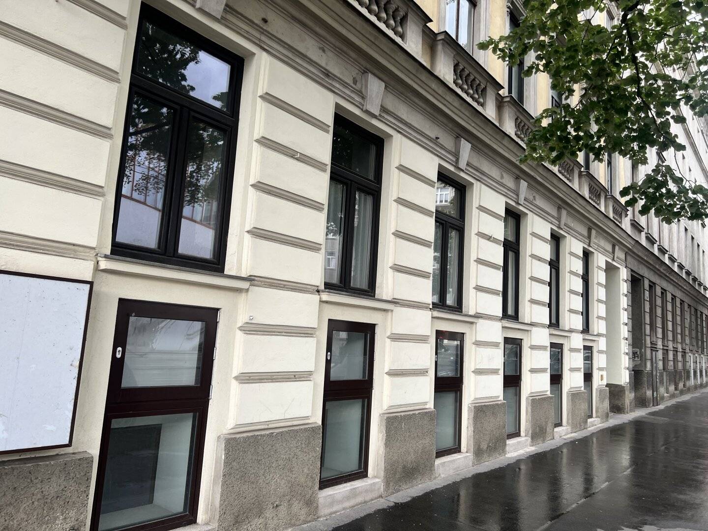 Helles Büro mit 5 Zimmern und 2 WCs  gegenüber Stadthalle– gepflegt und sofort bezugsbereit!
