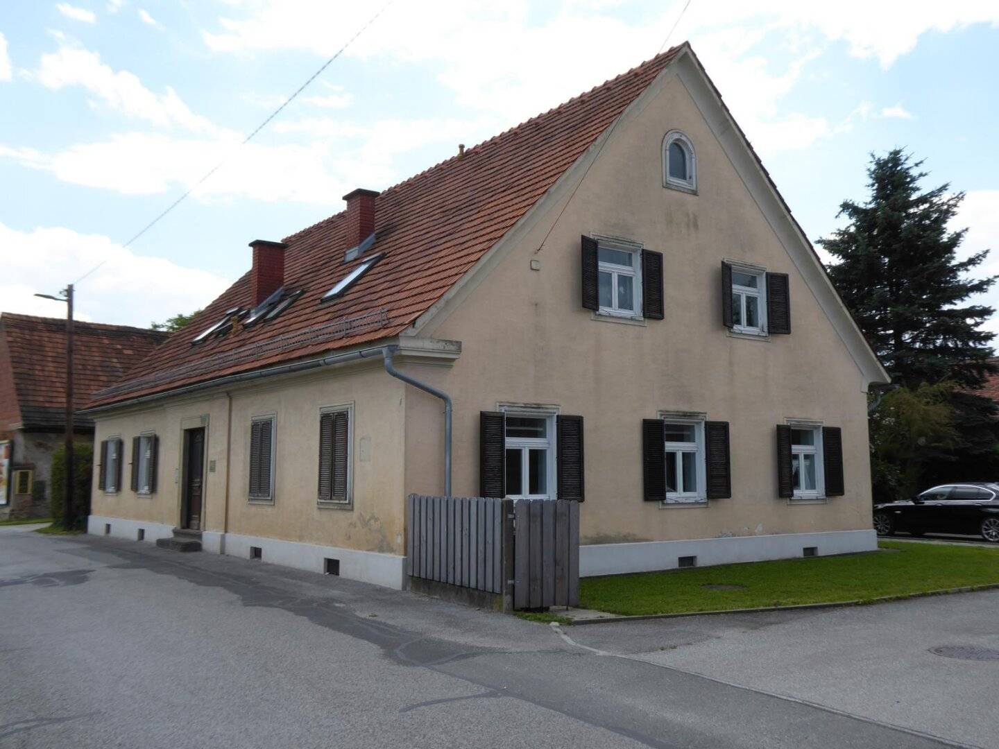 Solides Anlageobjekt - Wohnhaus mit vier Wohneinheiten und Ausbaupotential, Baulagerplatz mit Lagerhallen und Reserven