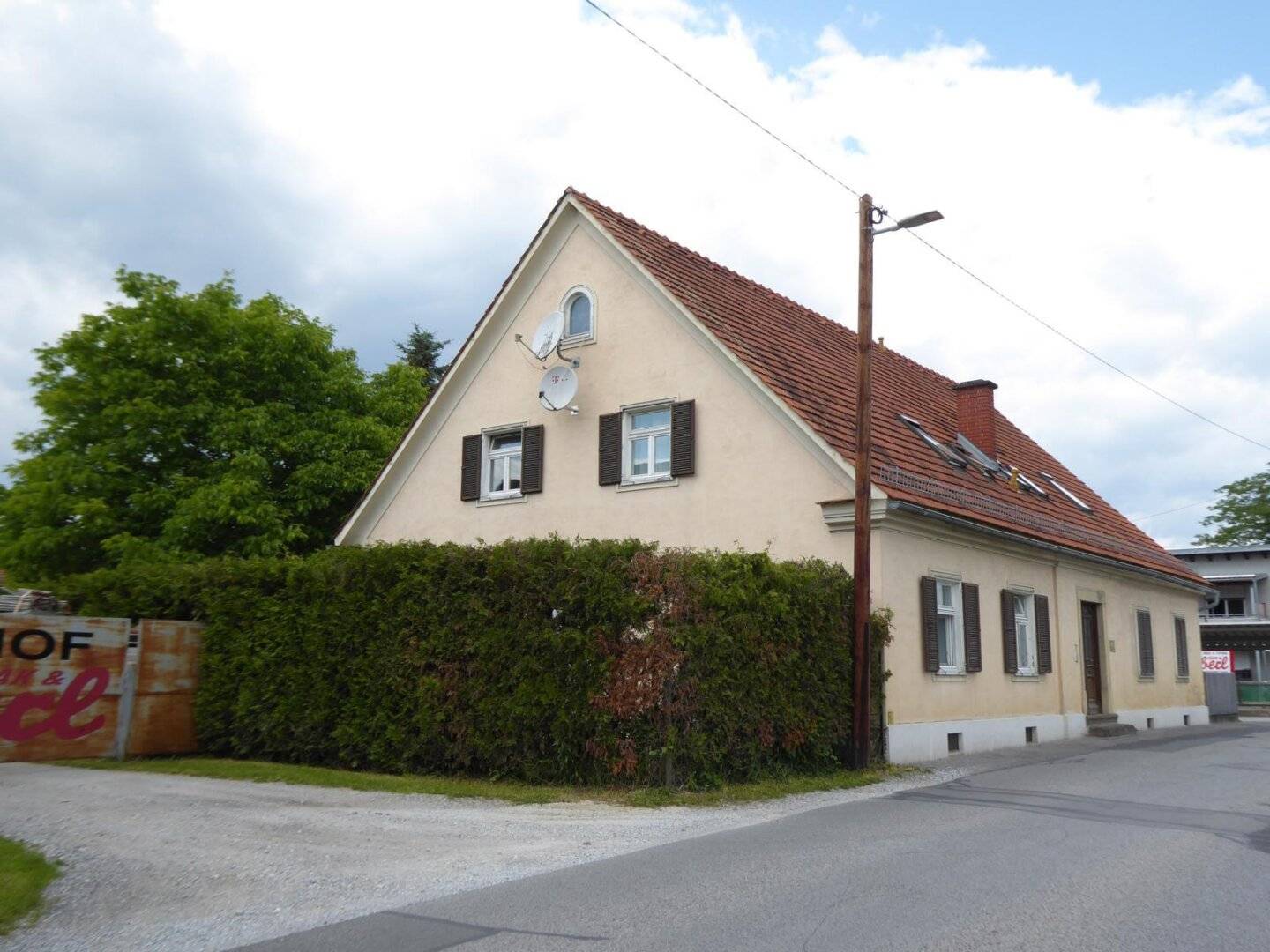 Solides Anlageobjekt - Wohnhaus mit vier Wohneinheiten und Ausbaupotential, Baulagerplatz mit Lagerhallen und Reserven