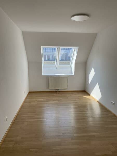 Top floor apartment in 1100 Vienna: 4 rooms, balcony, modern and spacious only 399.000,-