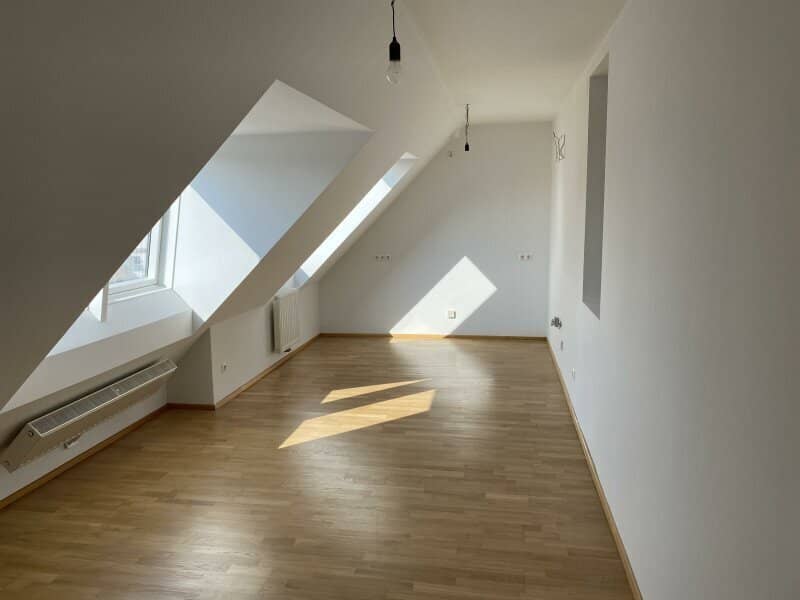 Top floor apartment in 1100 Vienna: 4 rooms, balcony, modern and spacious only 399.000,-