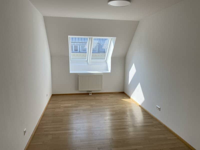 Top floor apartment in 1100 Vienna: 4 rooms, balcony, modern and spacious only 399.000,-