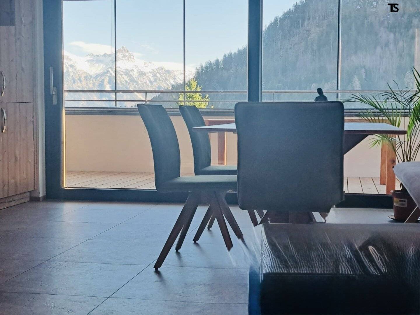 Bürserberg: Neuwertige 2-Zimmer-Terrassenwohnung ca. 59 m2 mit exklusiver Panorama-Terrasse ca. 21 m2