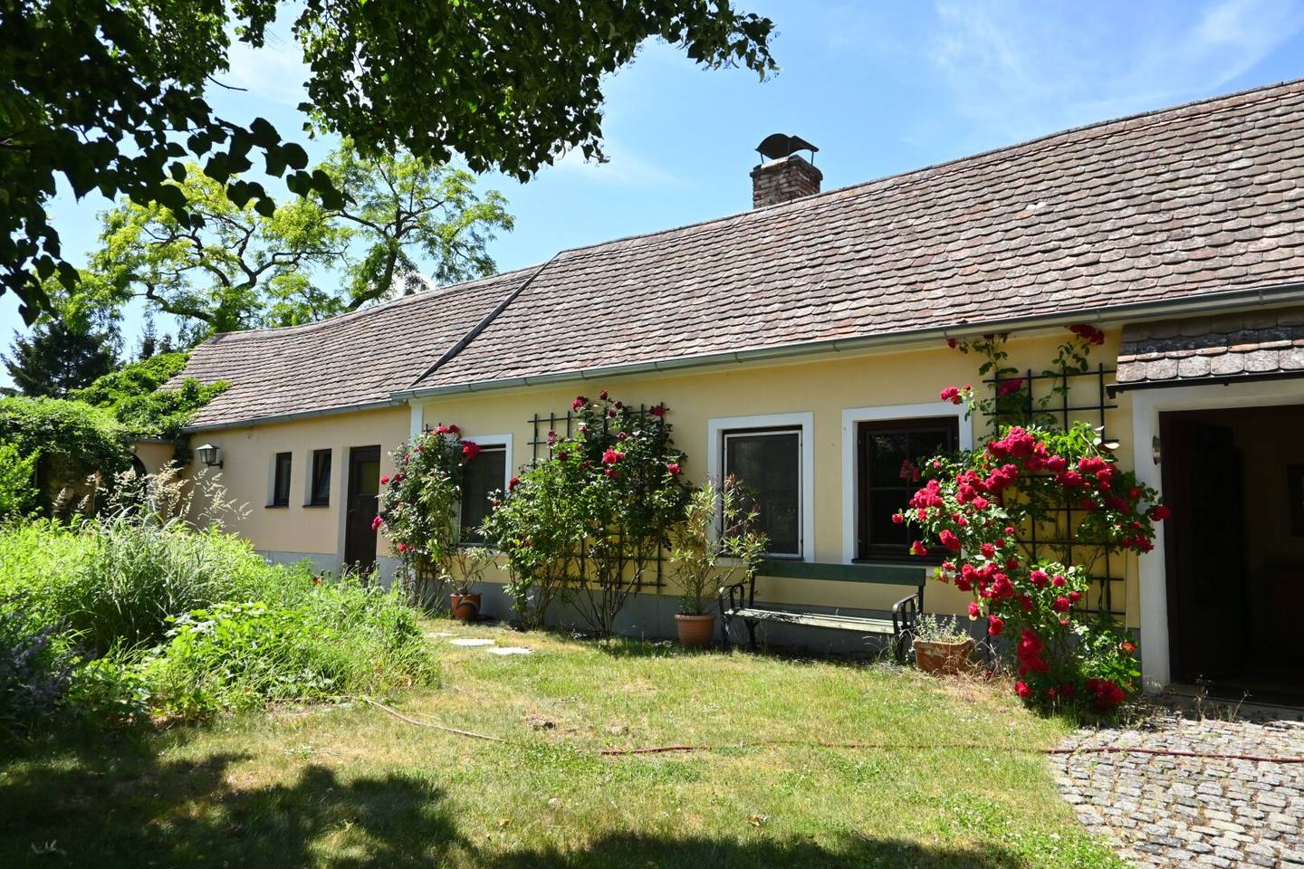 Ländlich wohnen, großzügig leben: Haus mit Garten, Werkstatt & Weinkeller in Kleinriedenthal