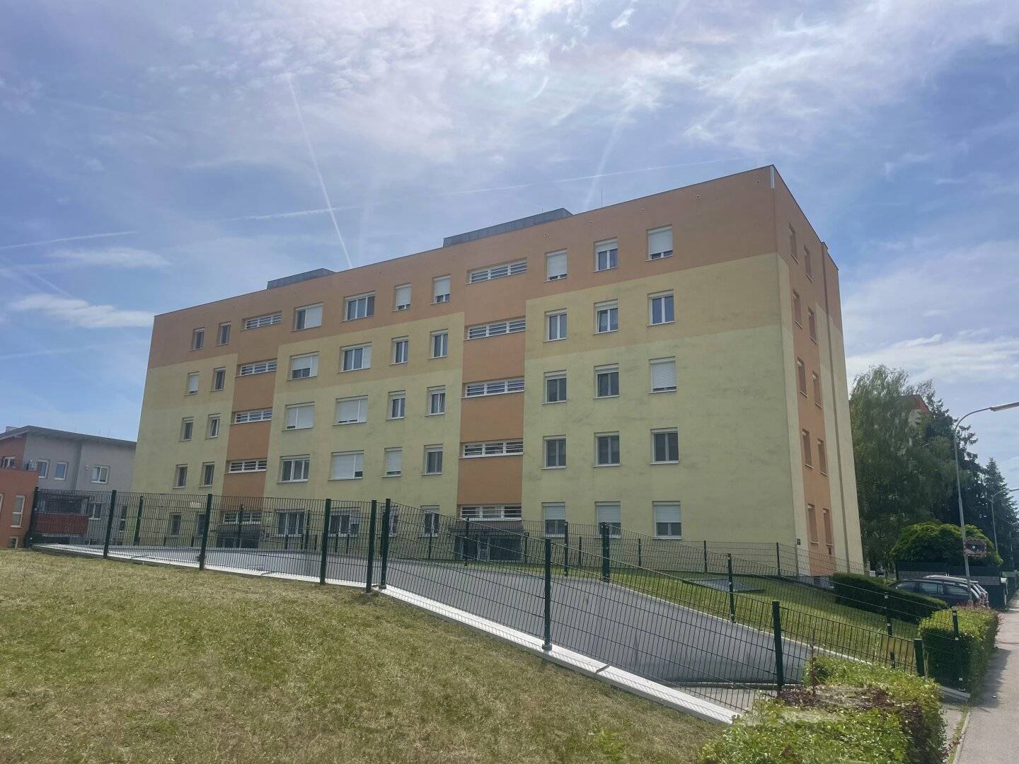 4-room apartment with loggia and garage in Traun – well maintained, spacious and family-friendly