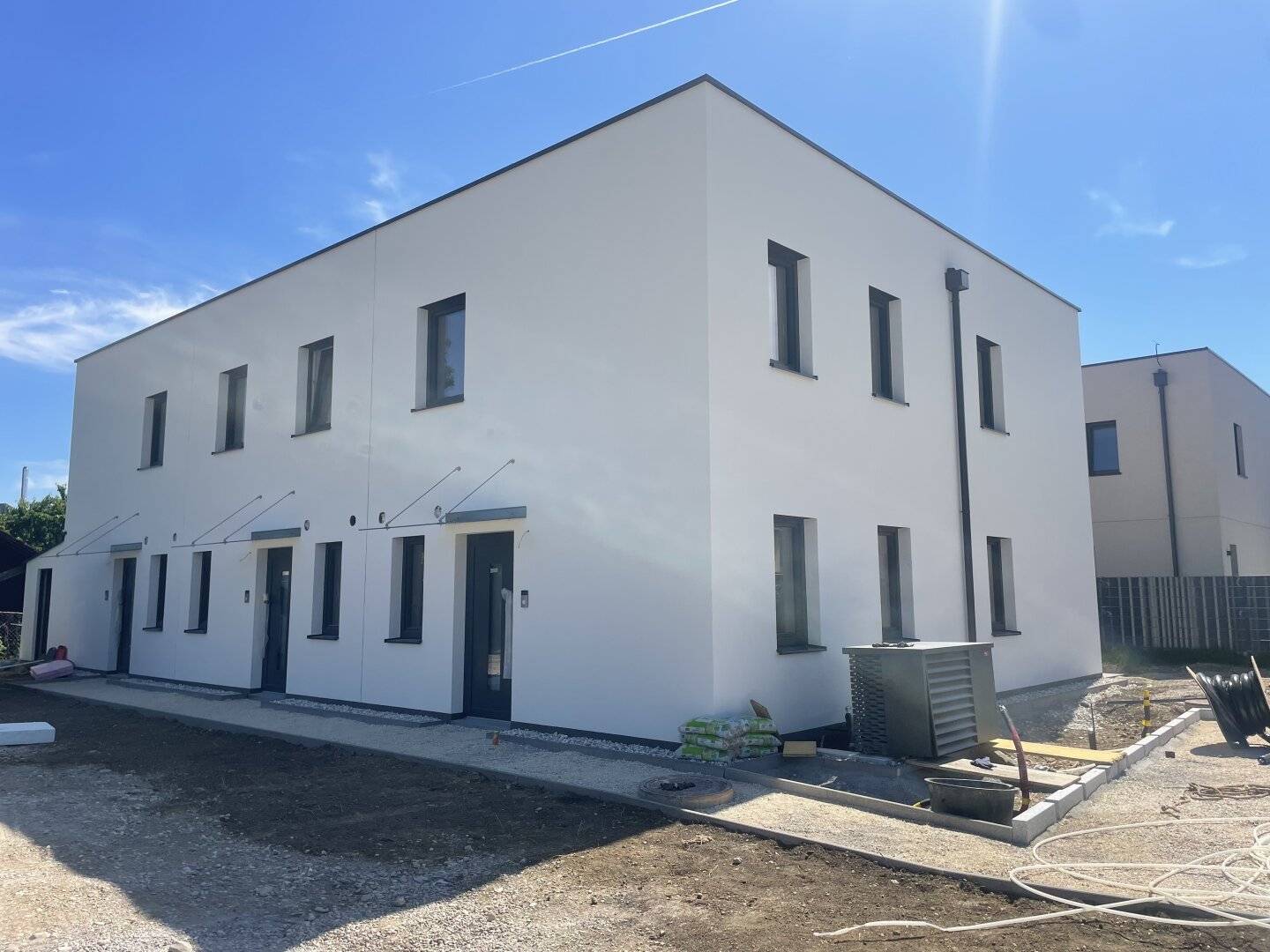 Top 1 und Top 3 – Hochwertige Neubau-Reihenhäuser mit Garten und Terrasse zur Miete