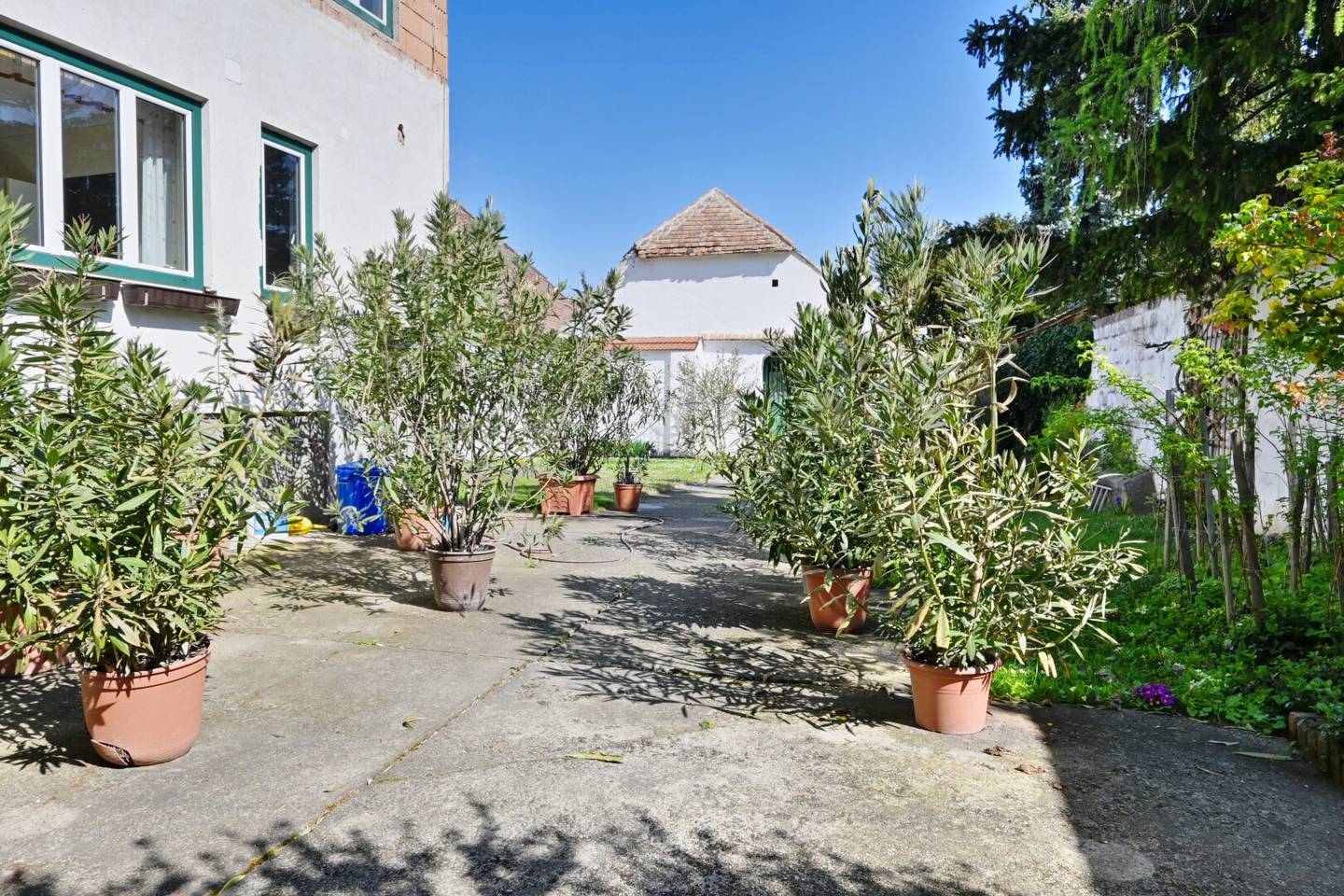 Großzügiges Mehrfamilienhaus mit Nebengebäuden und vielseitigem Nutzungspotenzial in Peigarten