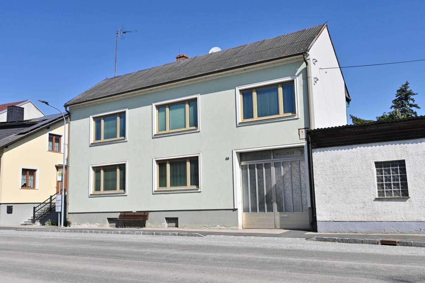 Großzügiges Mehrfamilienhaus mit Nebengebäuden und vielseitigem Nutzungspotenzial in Peigarten