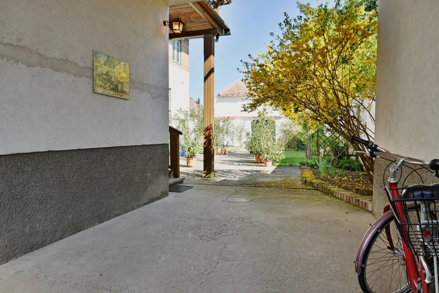 Großzügiges Mehrfamilienhaus mit Nebengebäuden und vielseitigem Nutzungspotenzial in Peigarten