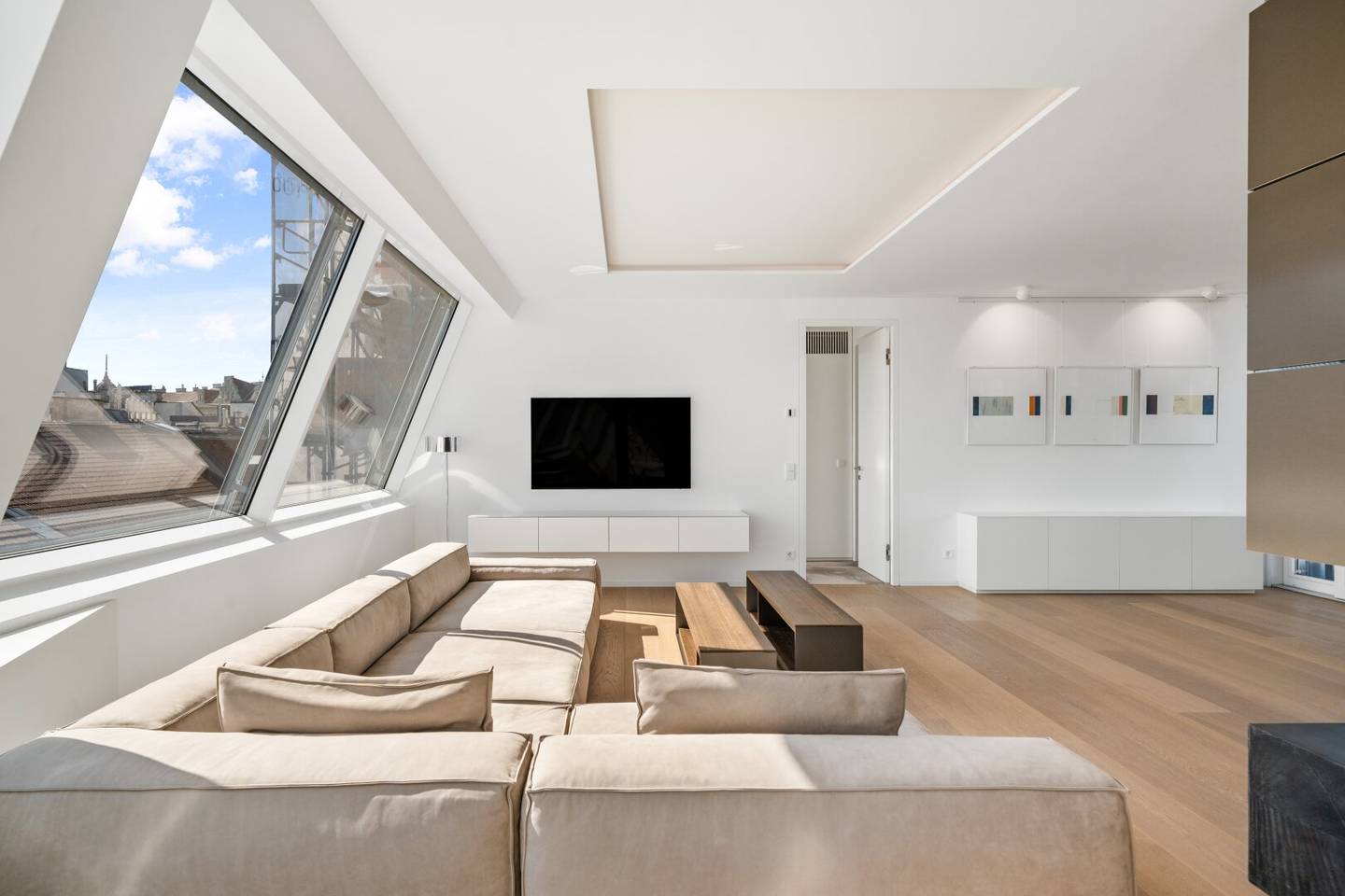 Traumhafte Dachgeschoßwohnung mit großzügiger Dachterrasse in ausgezeichneter Lage steht zum Verkauf - inklusive 2 Garagenstellplätzen und Möblierung