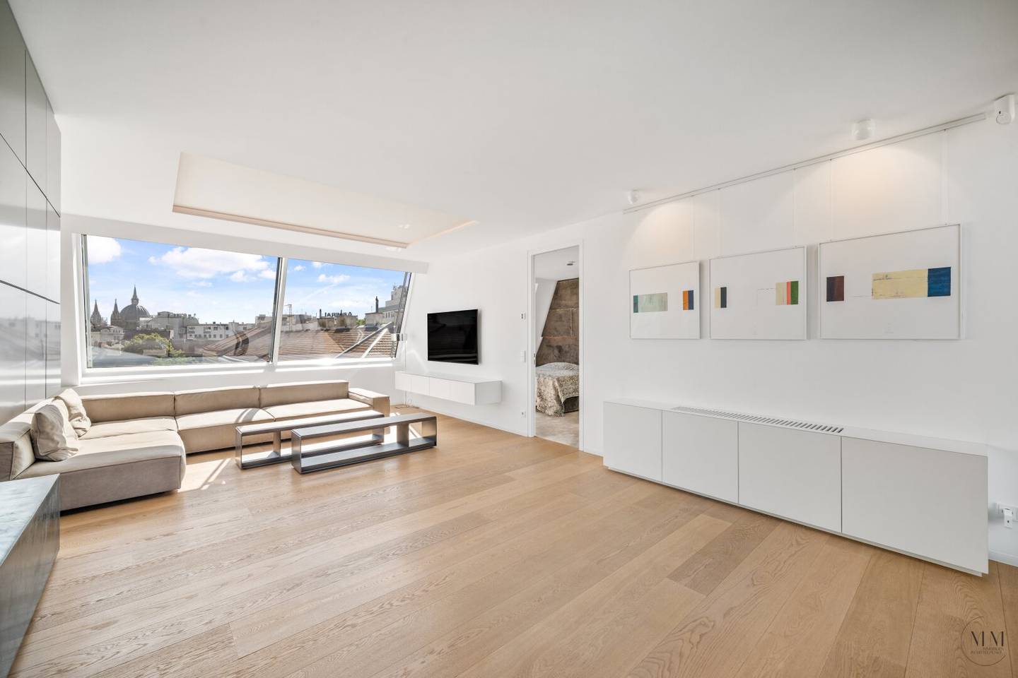 Traumhafte Dachgeschoßwohnung mit großzügiger Dachterrasse in ausgezeichneter Lage steht zum Verkauf - inklusive 2 Garagenstellplätzen und Möblierung