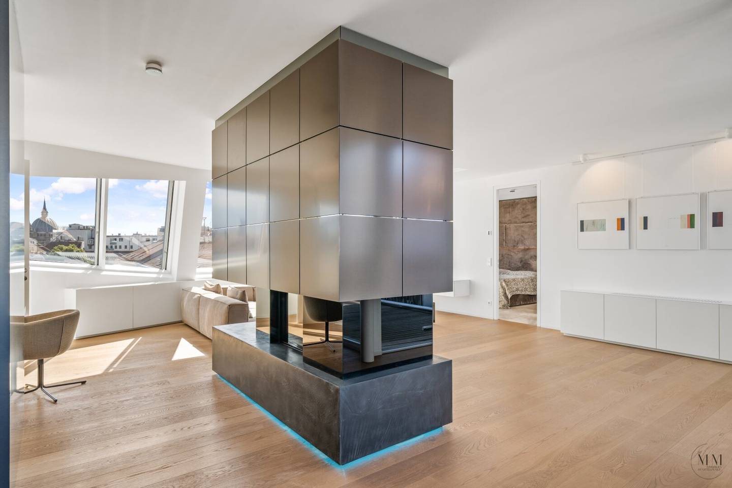 Traumhafte Dachgeschoßwohnung mit großzügiger Dachterrasse in ausgezeichneter Lage steht zum Verkauf - inklusive 2 Garagenstellplätzen und Möblierung